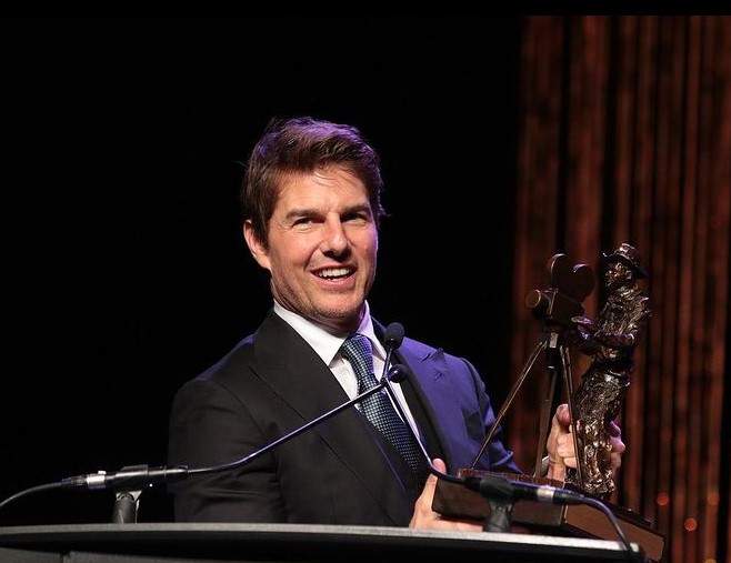 Tom Cruise cu un trofeu