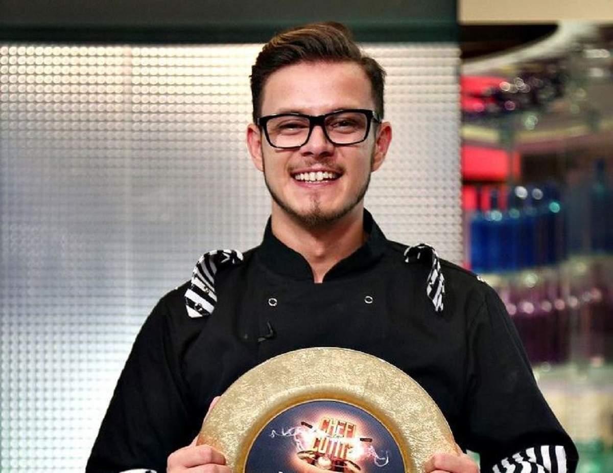 Ionuț Belei se află la Chefi la Cuțite. Tânărul poartă uniformă neagră de bucătar și ține în mâini marele premiu de 30.000 de euro.