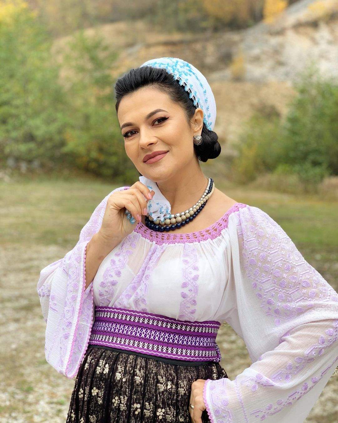Olguța Berbec s-a fotografiat în natură, în costumul național tradițional