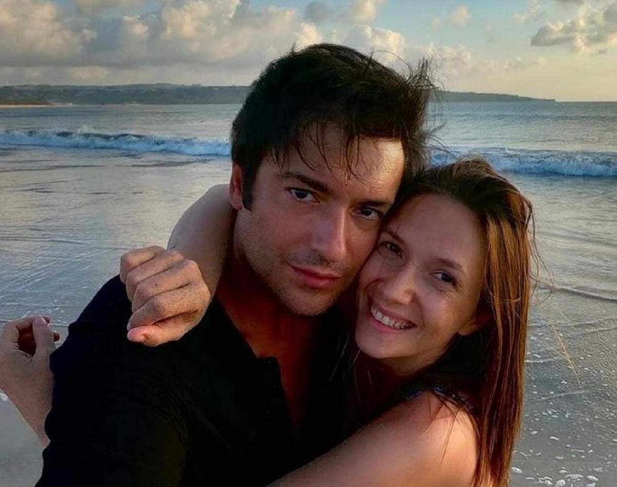 Adela Popescu și Radu Vâlcan se află la mare. Cei doi se țin în brațe și zâmbesc.