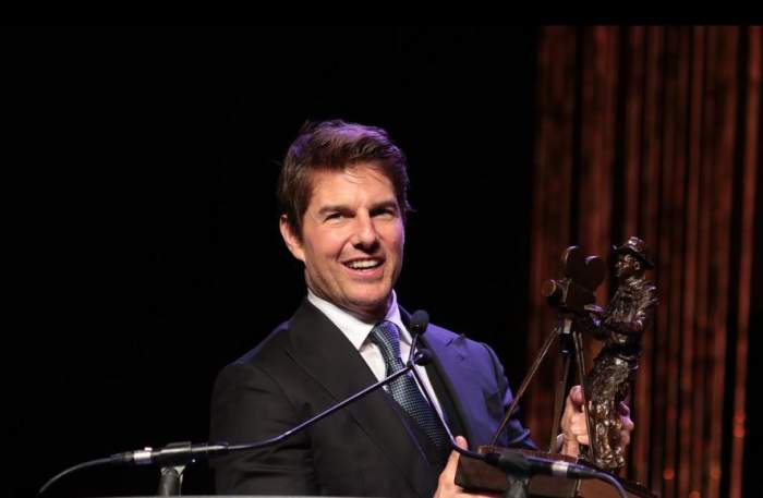 Tom Cruise este pe scena, a primit un premiu si tine un discurs