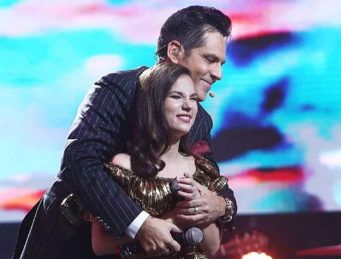 Ștefan Bănică Jr. și Andrada Precup se află la X Factor. Artistul o îmbrățișează.