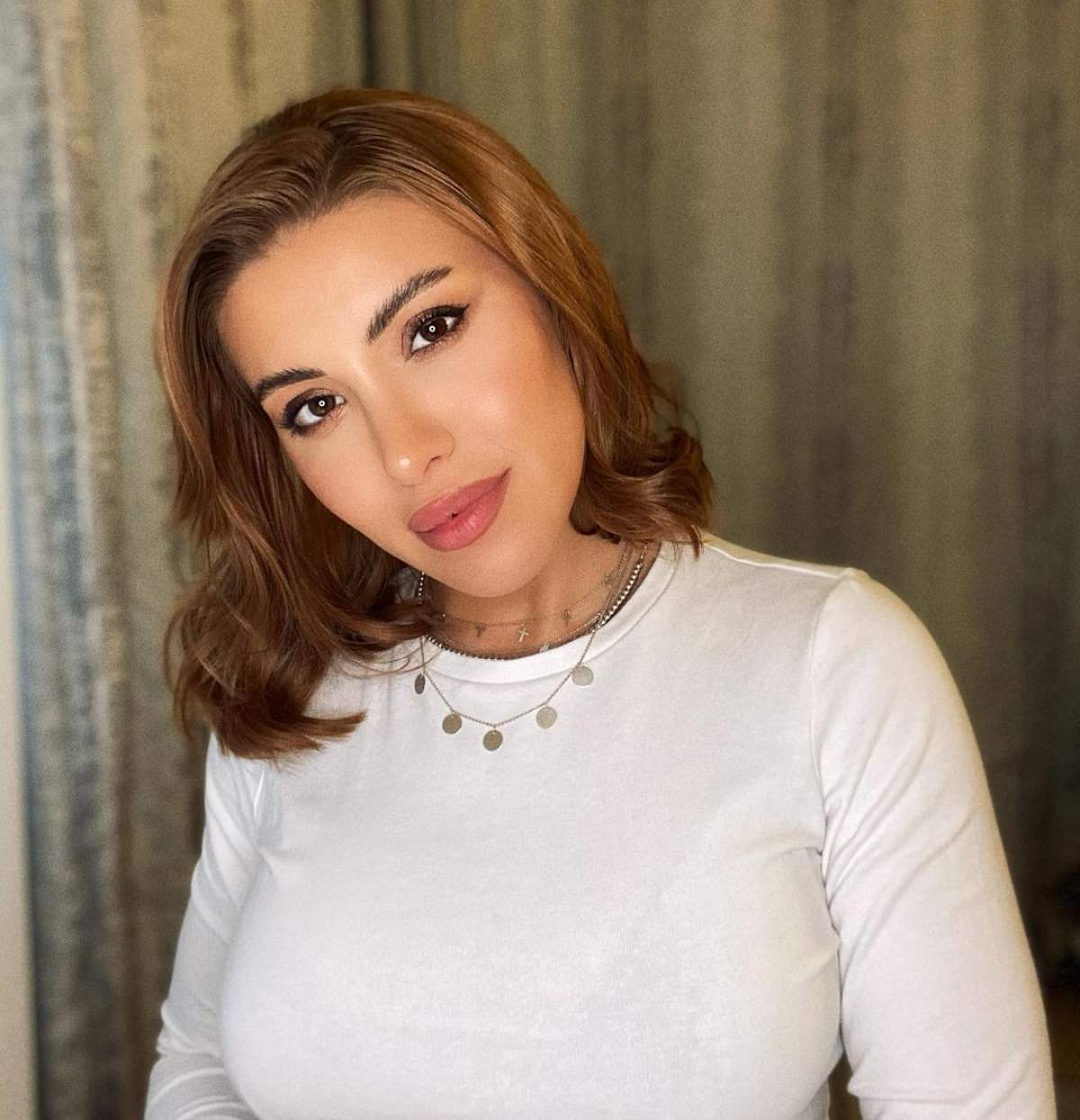 Nicoleta Nucă s-a lăsat fotografiată purtând o bluză albă