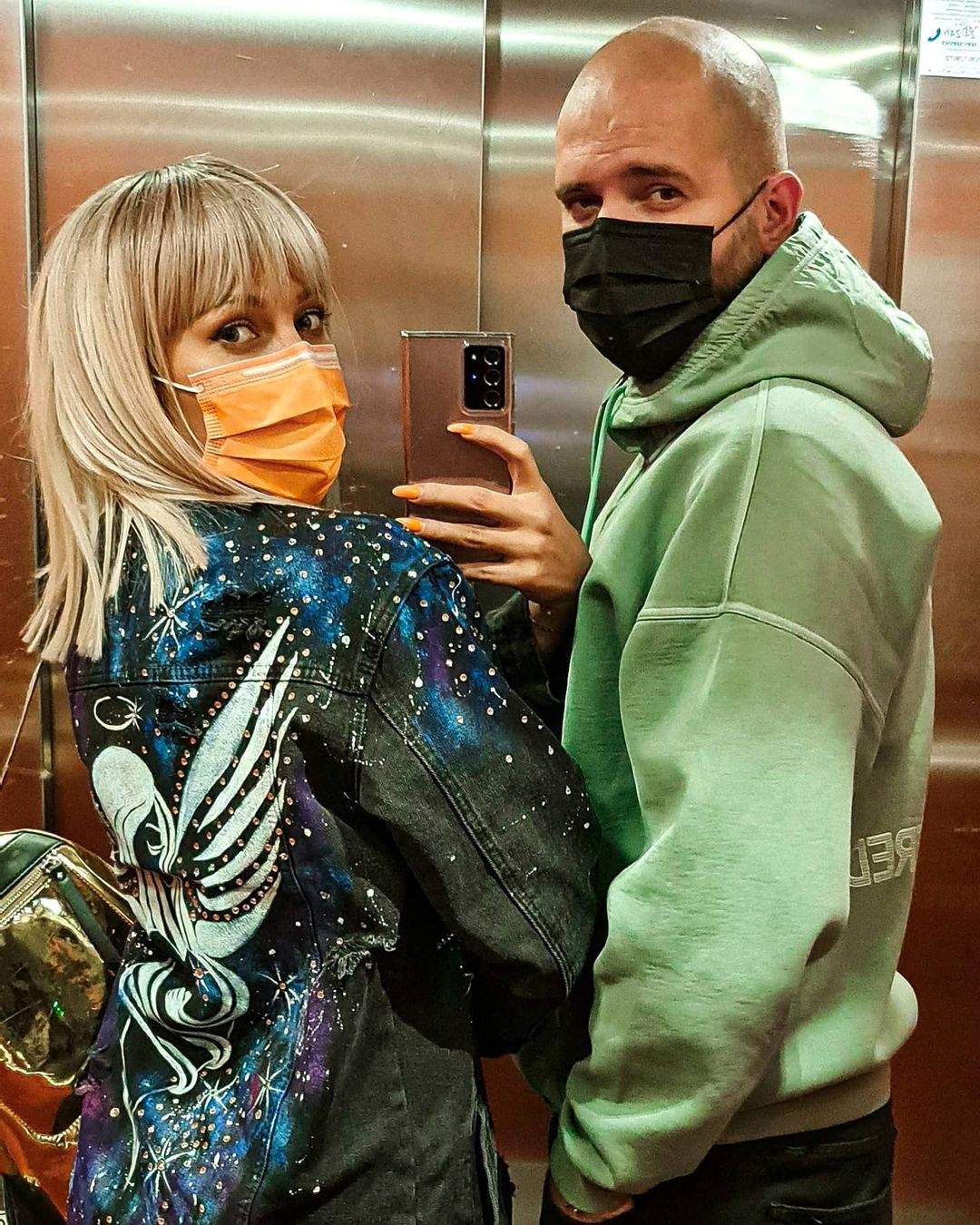 Lora și Ionuț Ghenu și-au făcut un selfie ăn oglindă, în lift