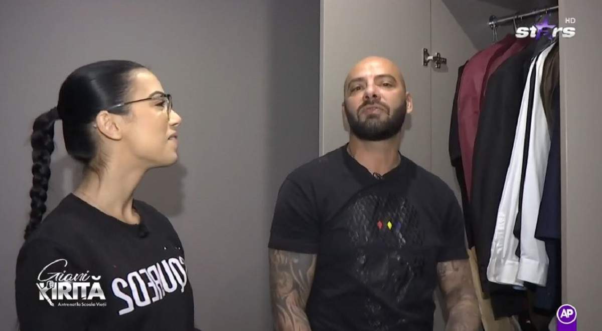 Giani Kiriță și fiica lui, Roxana, se află lângă dulapul sportivului. Amândoi poartă tricouri negre.