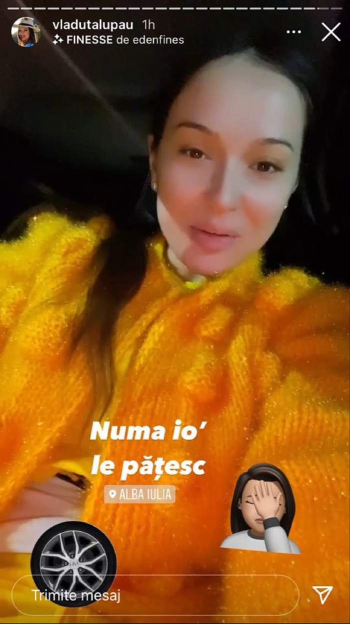 Vlăduța Lupău se află în mașină. Artista poartă un pulover galben și le povestește fanilor de pe Instagram ca întâmpinat probleme în trafic.