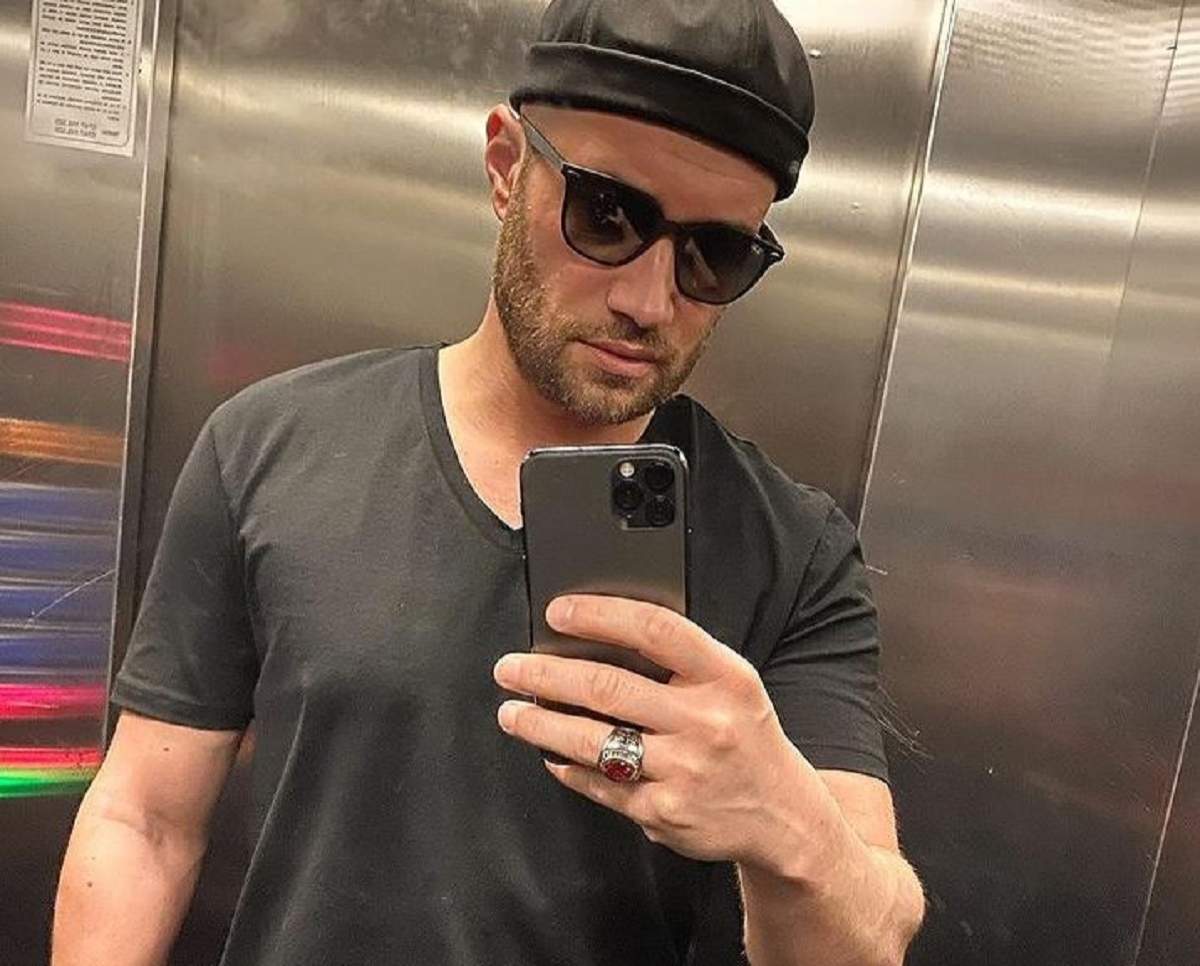 Mihai Bendeac se află în lift. Artistul își face o poză în oglindă. Vedeta poartă fes și tricou negru.