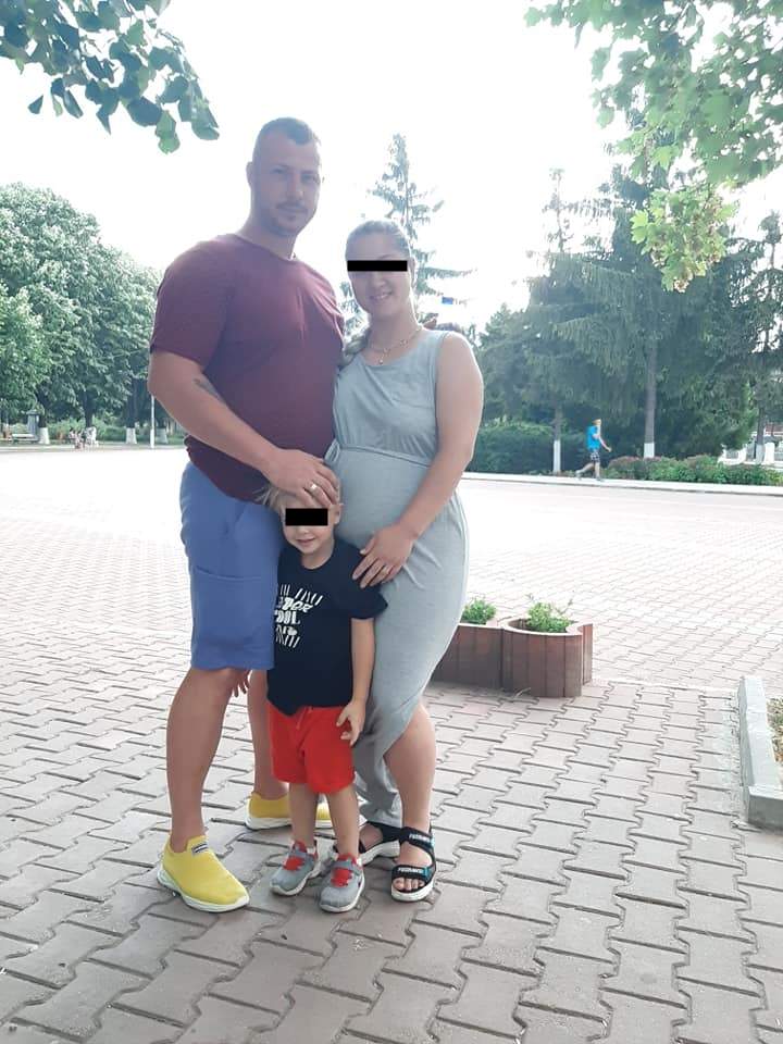 femeia insarcinata si familia ei