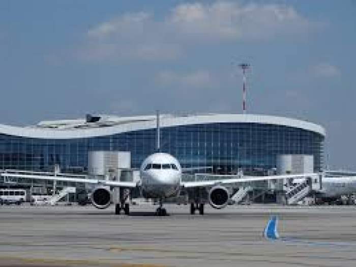 Sute de români se întorc din Anglia și sunt trimiși direct în carantină. Imagini de la Aeroportul Otopeni / VIDEO