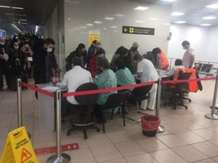 români la aeroport