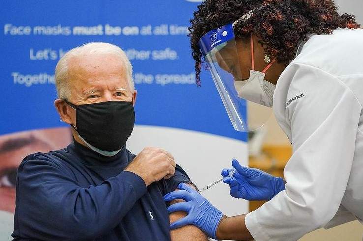 Joe Biden în timp ce e vaccinat