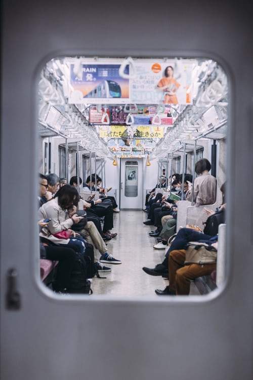Japonezi cu mască în metrou