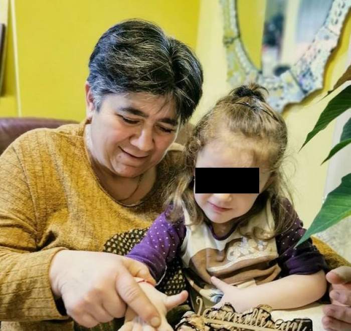 Mama lui Ionuț Gojman de la Insula Iubirii. Femeia poartă o bluză galbenă și ține în brațe o fetiță.