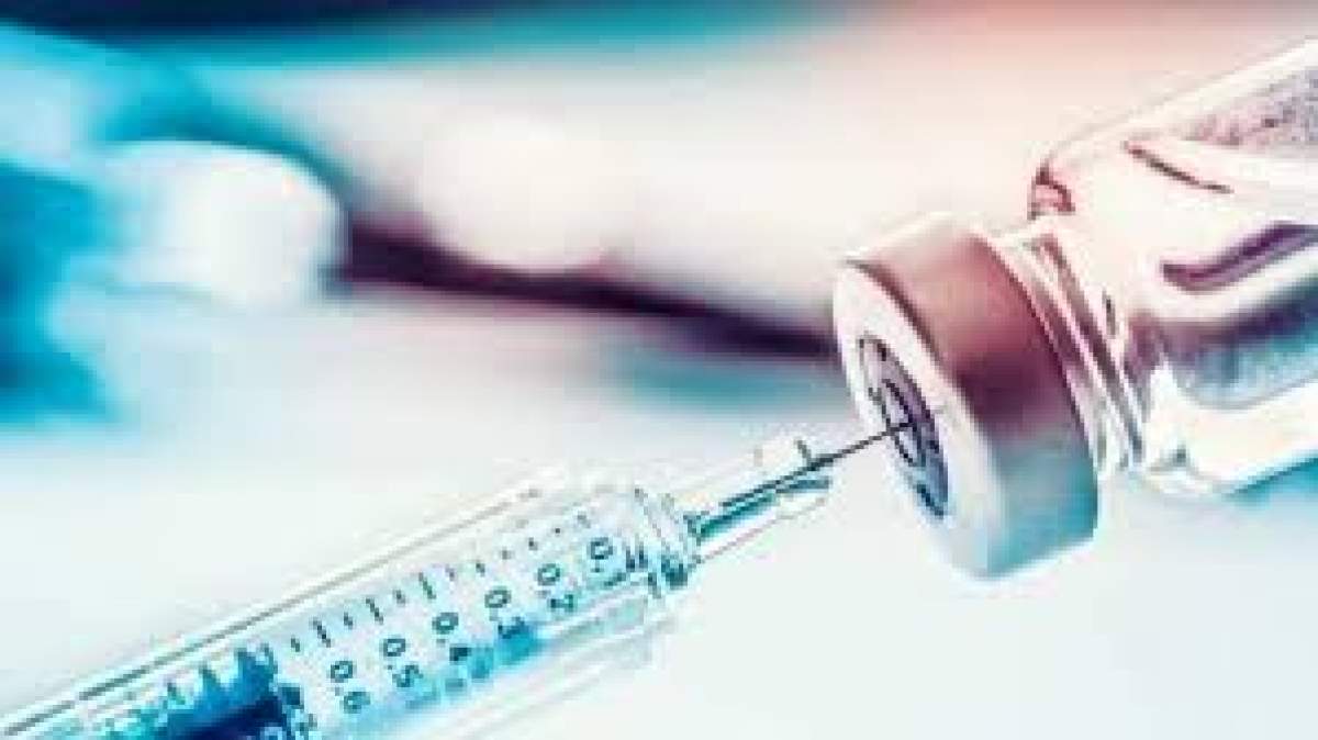 O sticluță de ser și o seringă cu care se extrage serul de vaccin