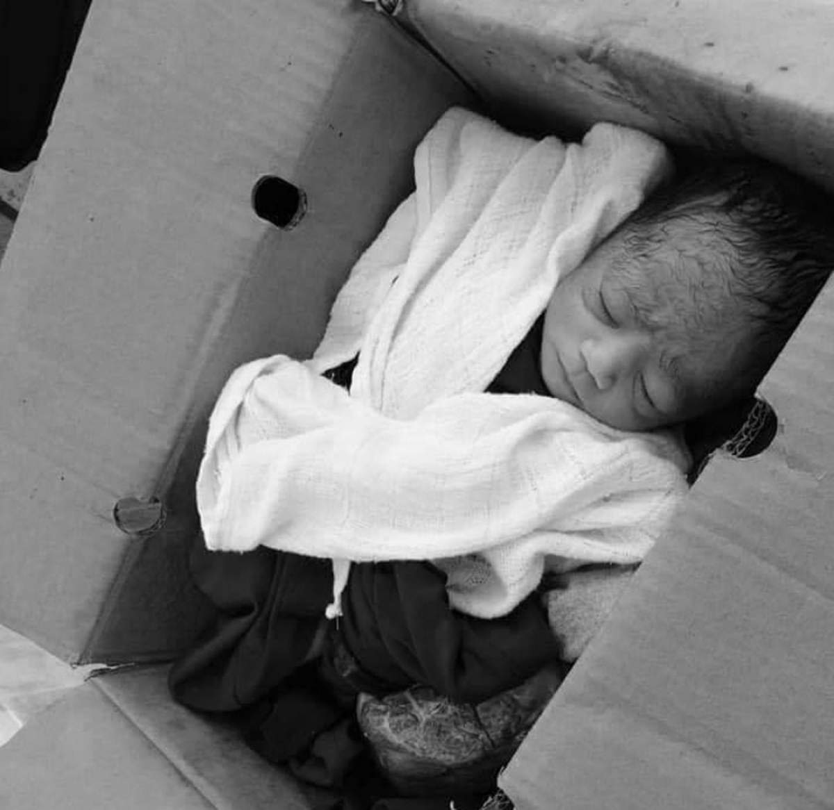 Bebeluș abandonat într-o pungă, pe o stradă din București. În ce stare a fost găsit / VIDEO