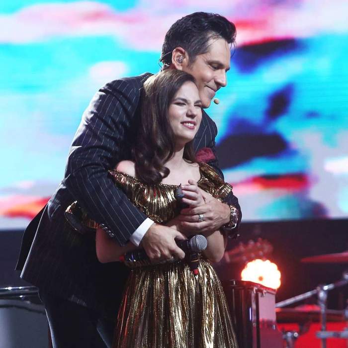 Andrada Precup și Ștefan Bănică îmbrățișați pe scena X Factor.