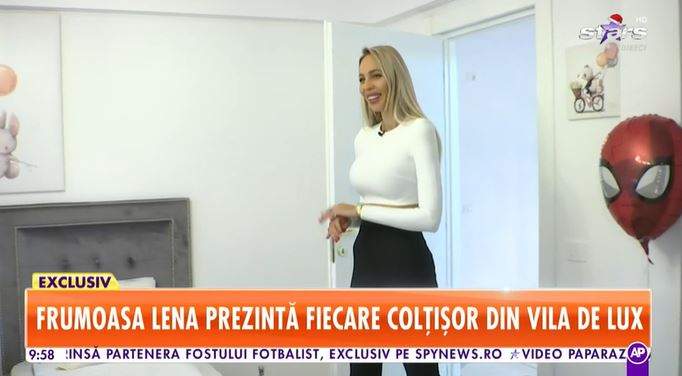 Lena Enache în timp ce prezintă casa.