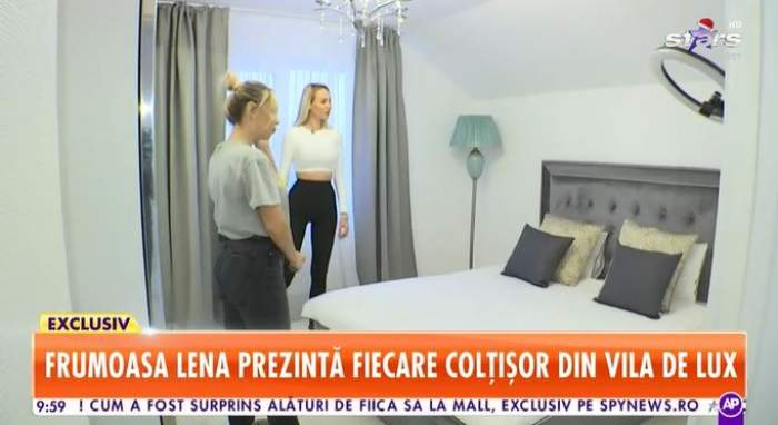 Lena Enache în timp ce prezintă casa.