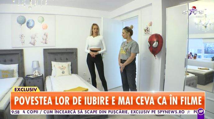 Lena Enache îmbrăcată cu un top alb și o pereche de colanți negri.