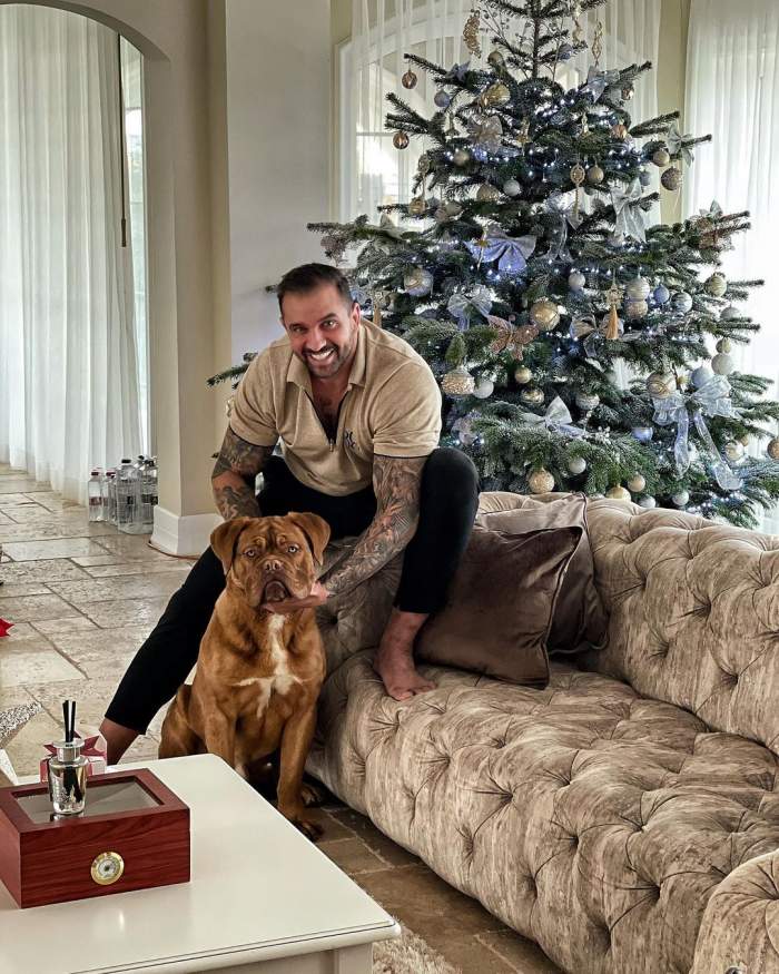 Alex Bodi alături de câinele său.