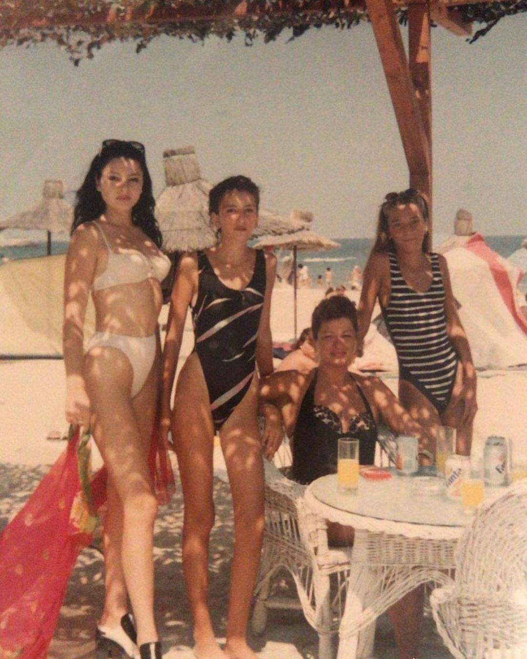 Brigitte Pastramă la 16 ani, la mare alături de familie.