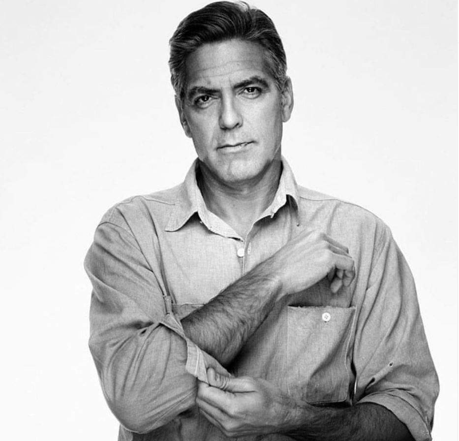 George Clooney, într-o fotografie alb-negru, suflecâdu-și mânecile