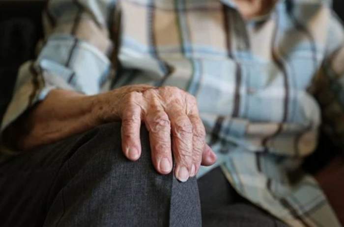 O femeie de 101 ani dintr-un azil de bătrâni este prima persoana care s-a vaccinat în Germania!