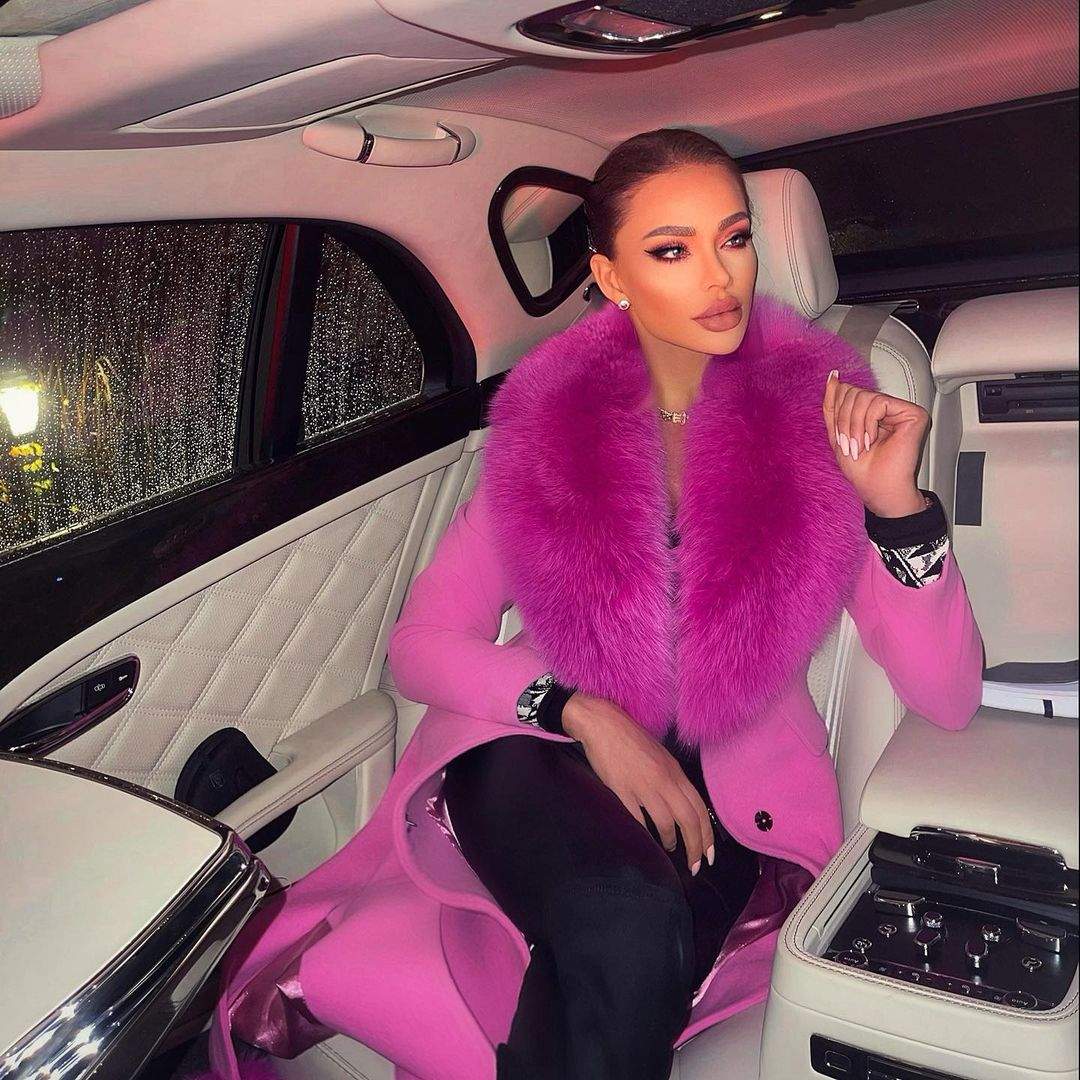 Bianca Drăgușanu cu blăniță roz, în mașină.