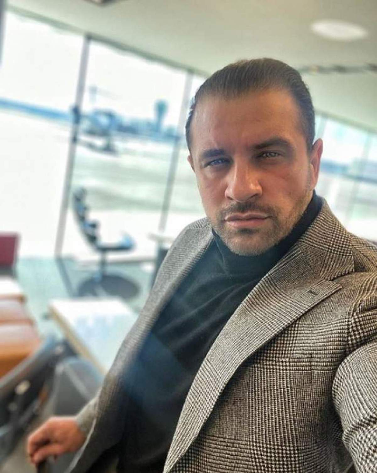 Alex Bodi la costum, în aeroport.