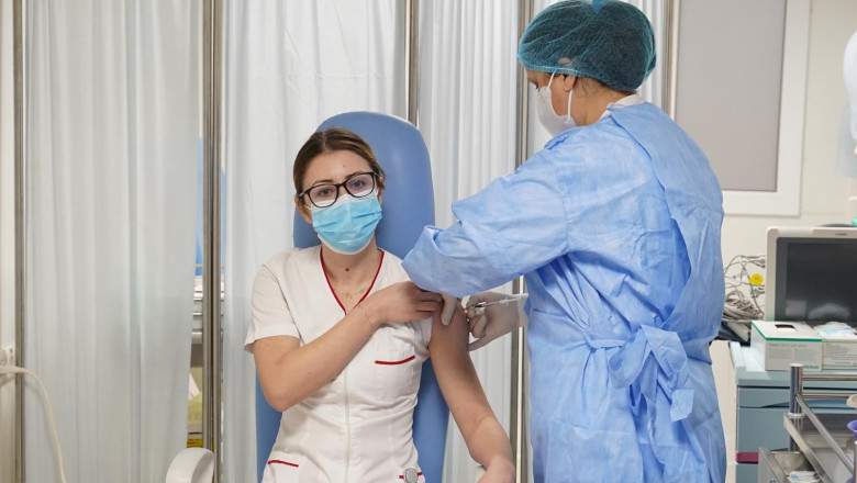 Mihaela Anghel în timp ce este vaccinată.
