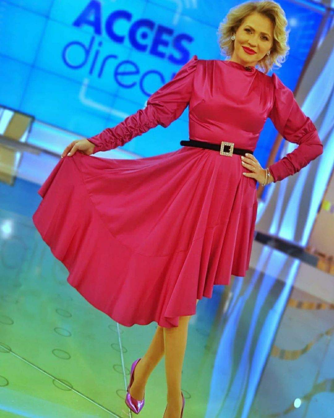 Mirela Vaida cu rochie roz în platou la Acces Direct.
