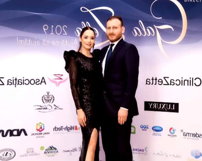 Andreea Marin, în rochie neagră, și Adrian Brâncoveanu, la costum, la un eveniment monden.