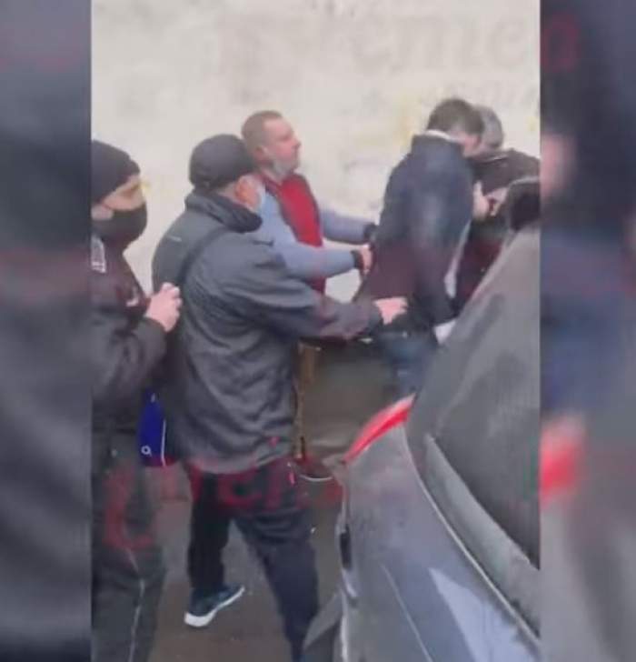 Scandal monstru la o piață din Vaslui! Doi polițiști au fost bătuți, după ce un tânăr a refuzat să poarte mască / VIDEO