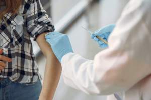 Românii se pot programa pentru vaccinarea împotriva COVID-19, online! Iată pașii de înscriere