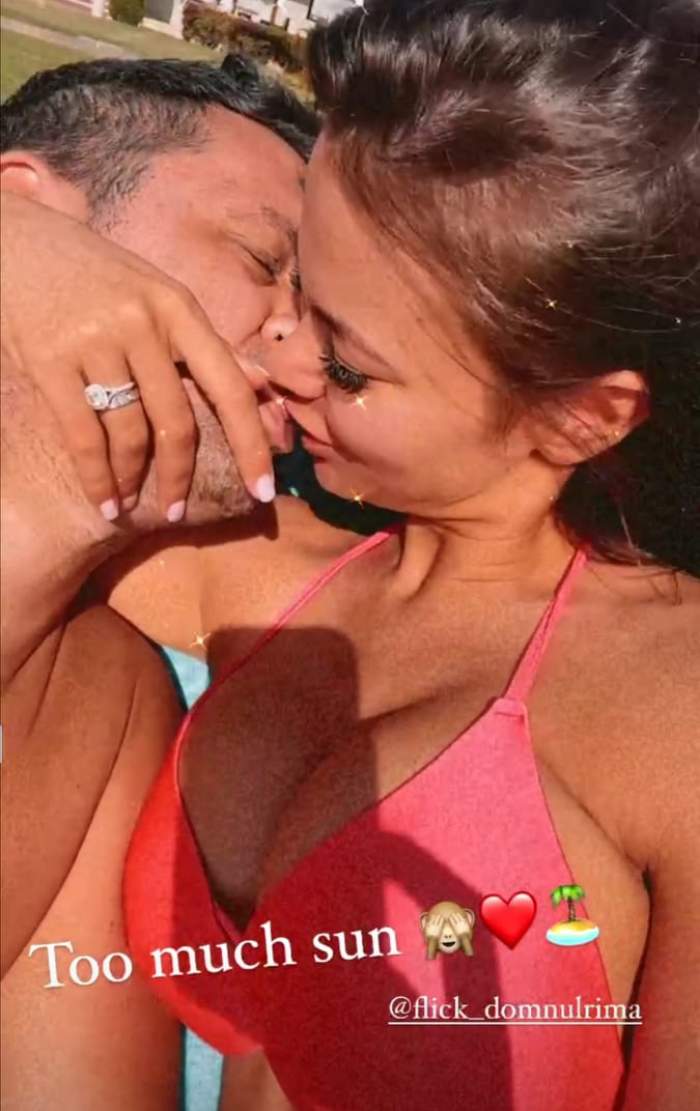 Flick și Denisa Hodișan, sărut pasional în bătaia soarelui. Vedeta petrece trecerea dintre ani pe o plajă exotică, alături de socrii / FOTO