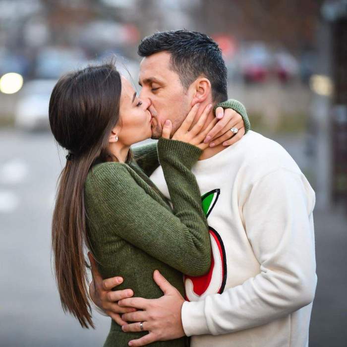 Flick și Denisa Hodișan,sărut pasional în mijlocul străzii, fiind îmbrățișați