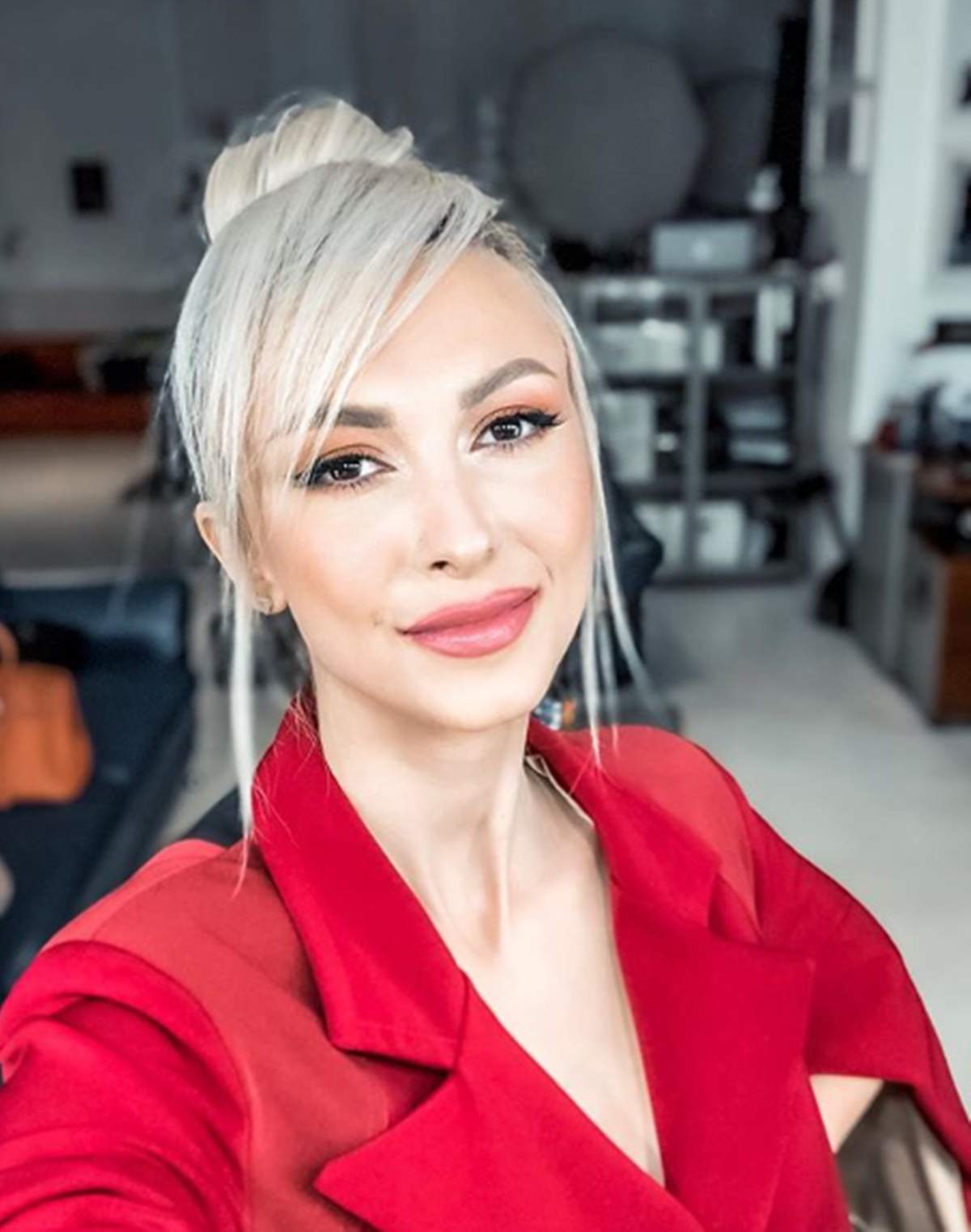 Andreea Băla și-a făcut un selfie, fiind machiată, coafată și îmbrăcată în roșu