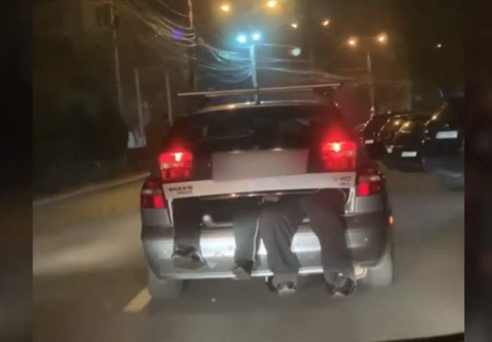 O femeie din Buzău și-a transportat soțul beat în portbagajul mașinii! Imaginile au ajuns virale / FOTO