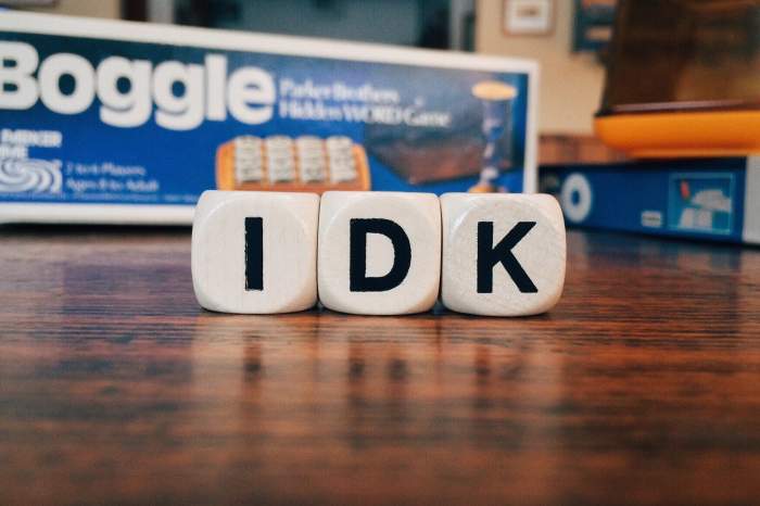Ce înseamnă IDK, o prescurtare folosită adesea pe internet