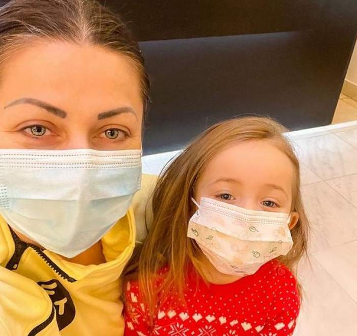 Gabriela Cristea și Victoria se află la stomatolog. Amândouă poartă mască de protecție.
