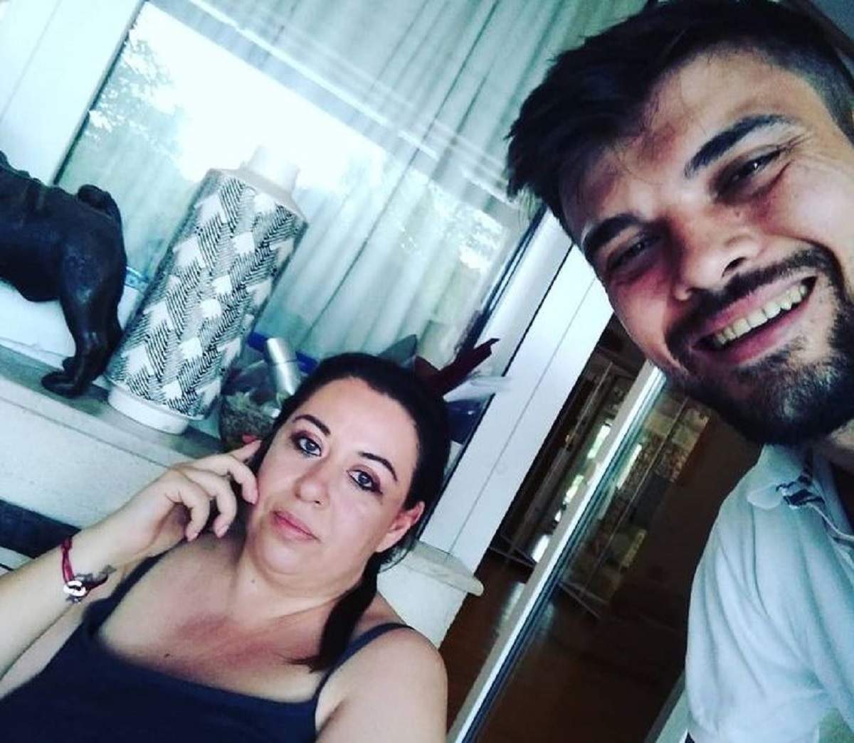 Oana Roman și Marius Elisei pe vremea când erau împreună. Ea portă un maiou negru, iar el un tricou alb.