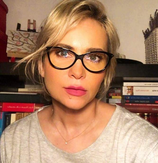 Paula Chirilă cu ochelari