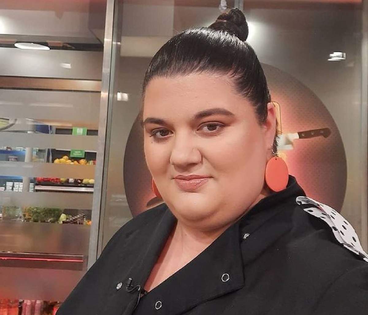 Claudia Radu își face un selfie. Fosta concurentă se află la Chefi la cuțite. Tânăra poartă o uniformă neagră, de bucătar.