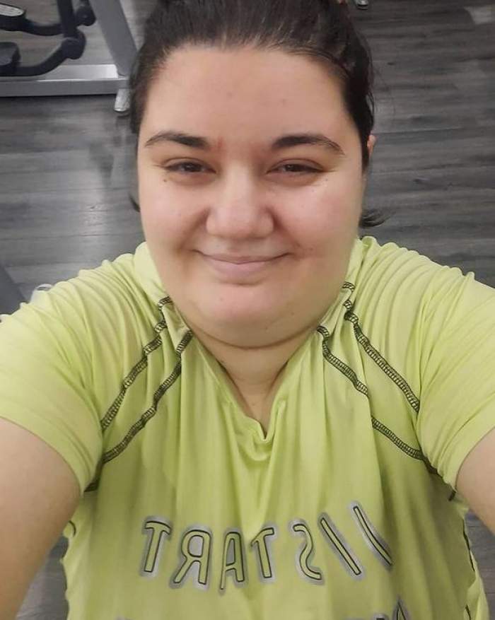 Claudia Radu într-un selfie la sala de sport. Fosta concurentă poartă un tricou galben. Tânăra e nemachiată.