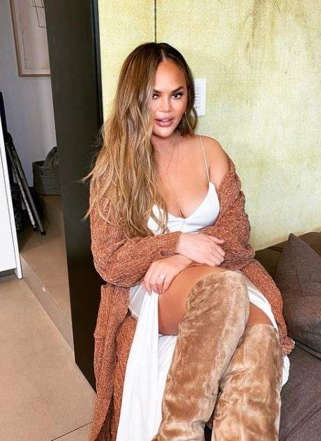 Chrissy Teigen în timp ce pozează