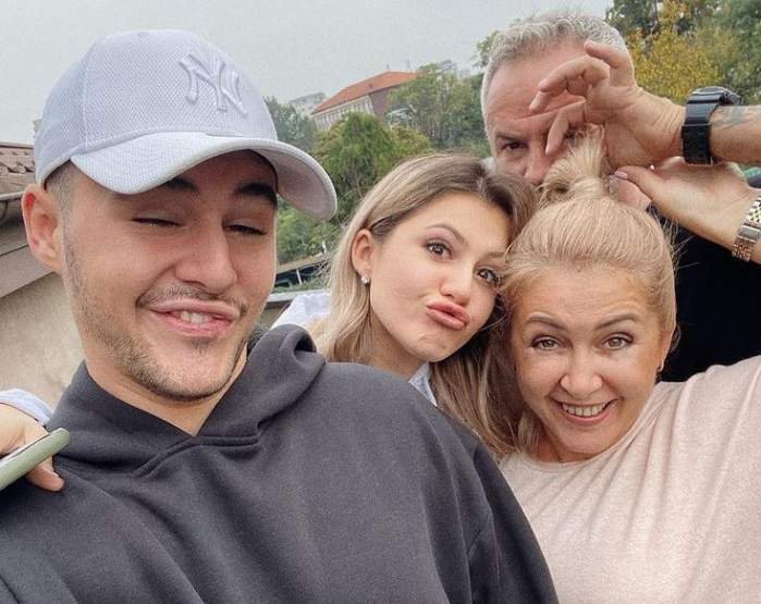 Mario Fresh într-un selfie cu familia lui. Artistul se află alături de sora și părinții lui. Cu toții se strâmbă la poză.
