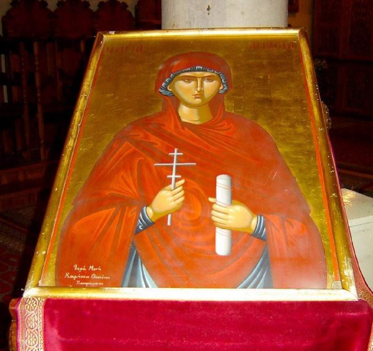 O icoană cu Sfânta Muceniță Anisia din Tesalonic. Pictura e așezată pe o masă.