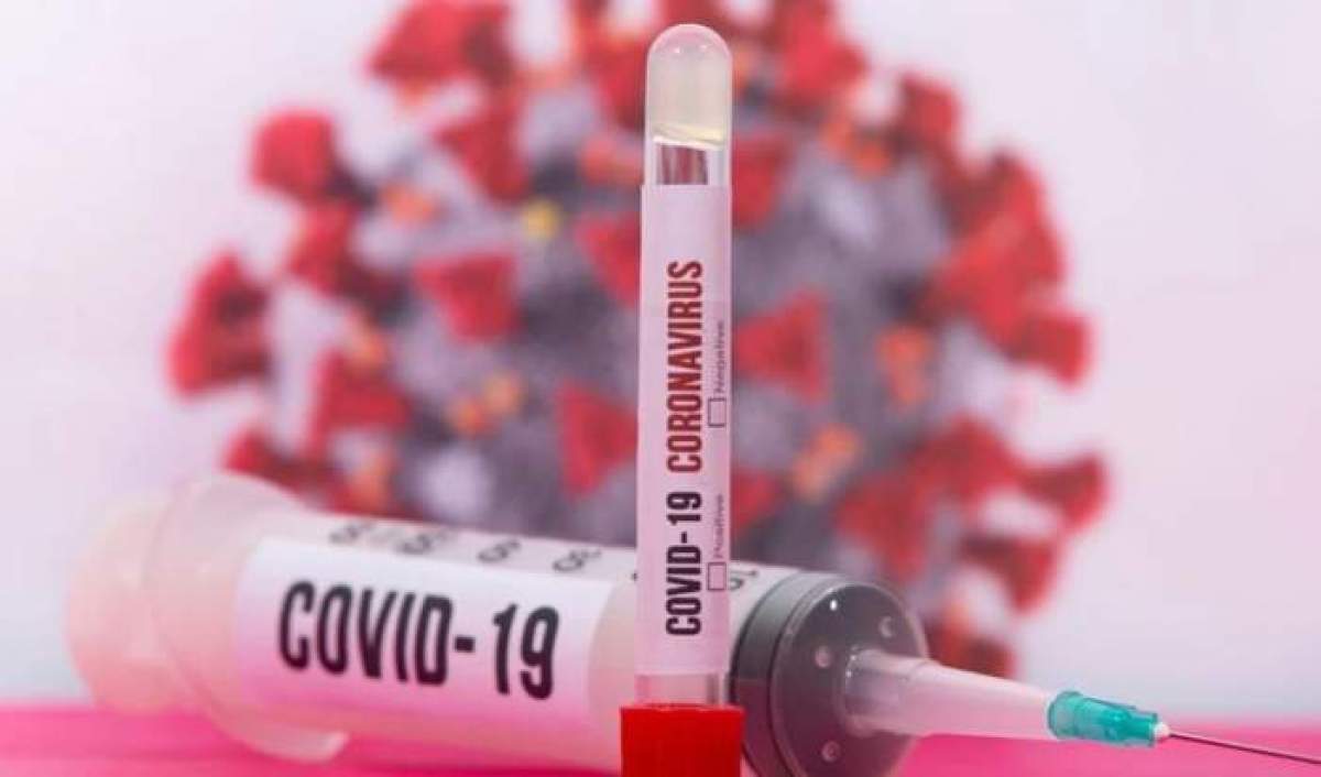 Fotografie cu o seringă și semnul ce ilustrează coronavirusul