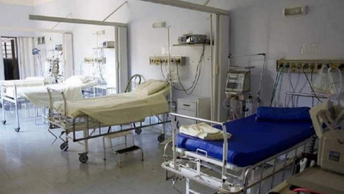 Fotografie cu mai multe paturi goale, într-un spital
