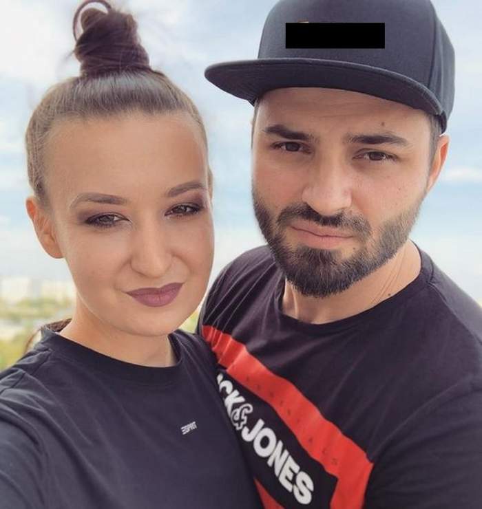 Roxana Blenche și iubitul ei, Cătălin. Concurenta de la „Chefi la cuțite” și partenerul ei își fac un selfie și poartă tricouri negre.